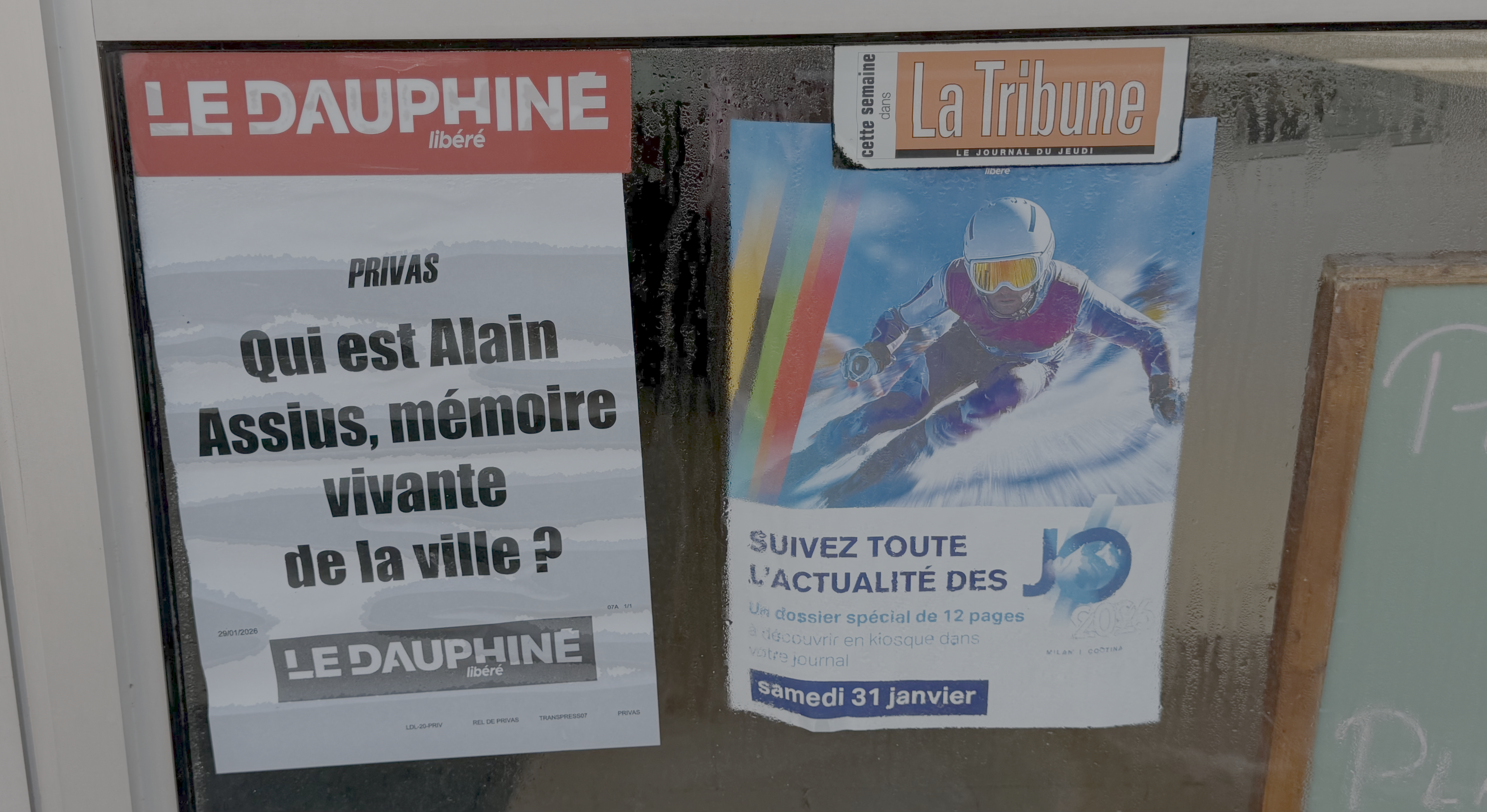 « Qui est Alain Assius, mémoire vivante de la ville ? » — Affiche Le Dauphiné Libéré