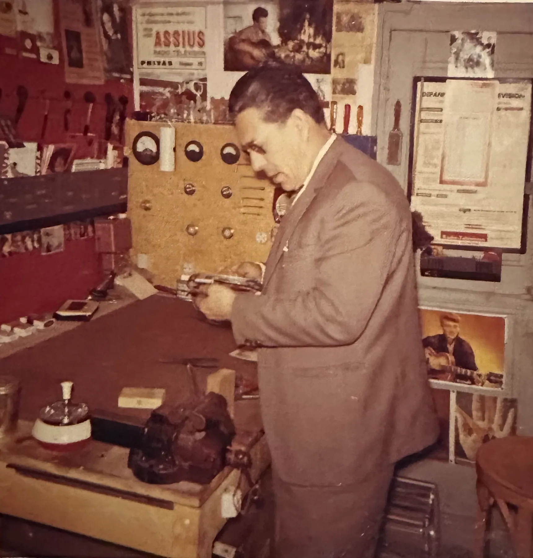 Mon père à mon établi dans son atelier !