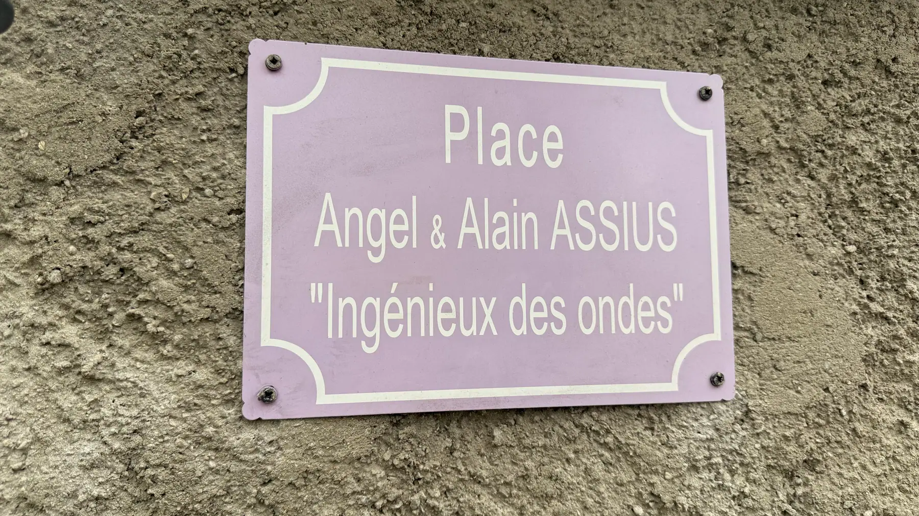 La plaque hommage sur la placette devant chez moi !