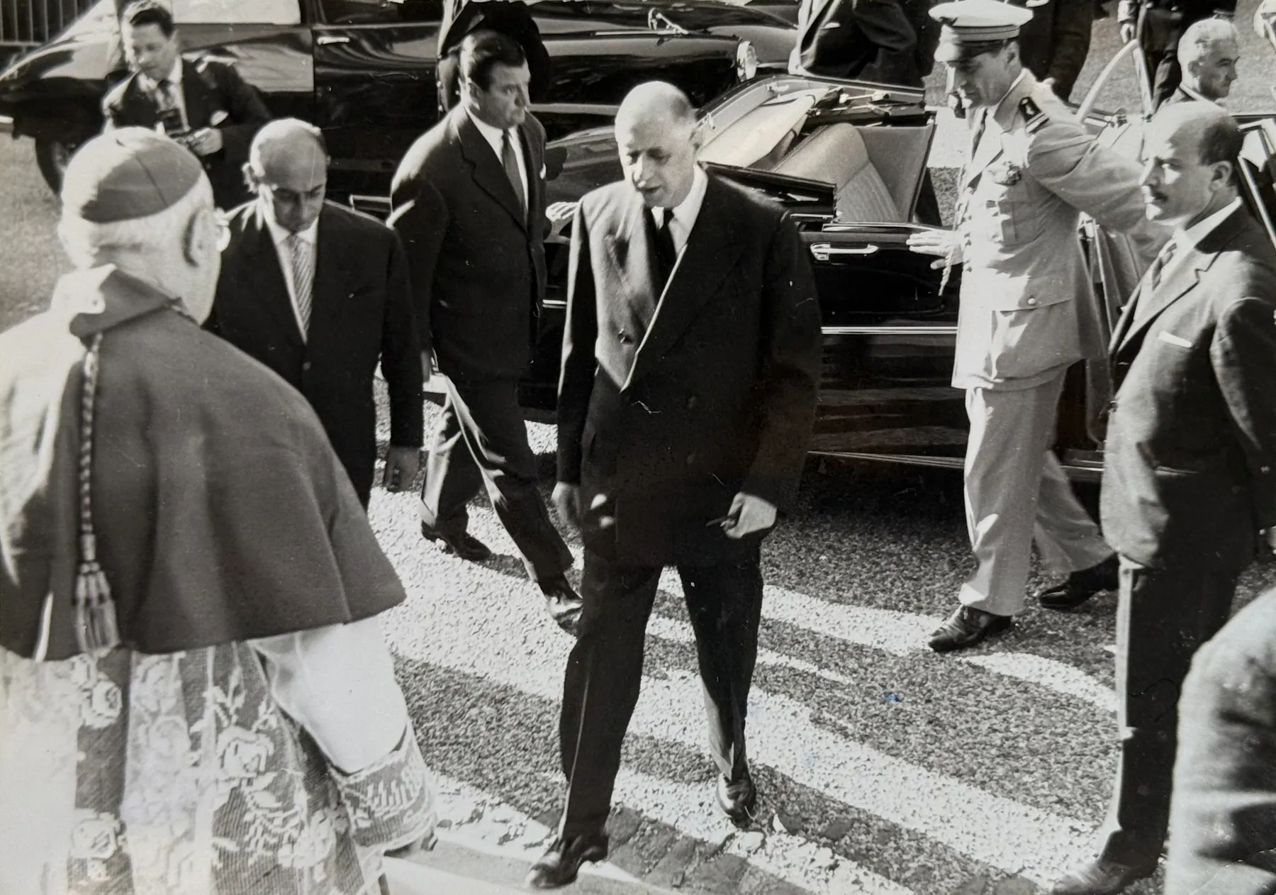 L’évêque Monseigneur Couder accueil le Général de Gaulle