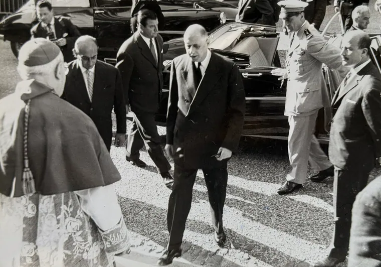 L’évêque Monseigneur Couder accueil le Général de Gaulle