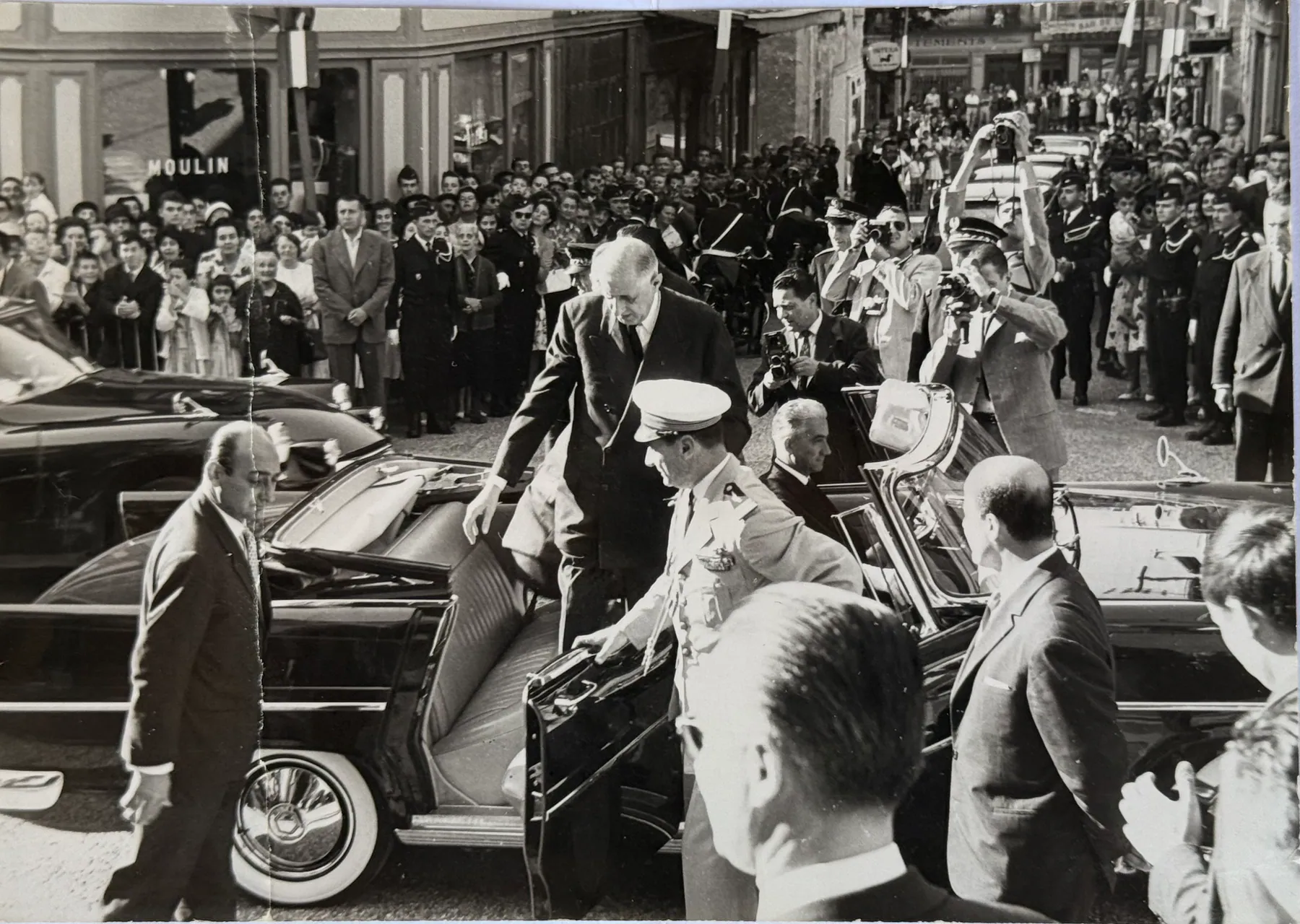 Le 24 septembre 1961 le Général Charles de Gaulle arrive à l’église saint Thomas de Privas