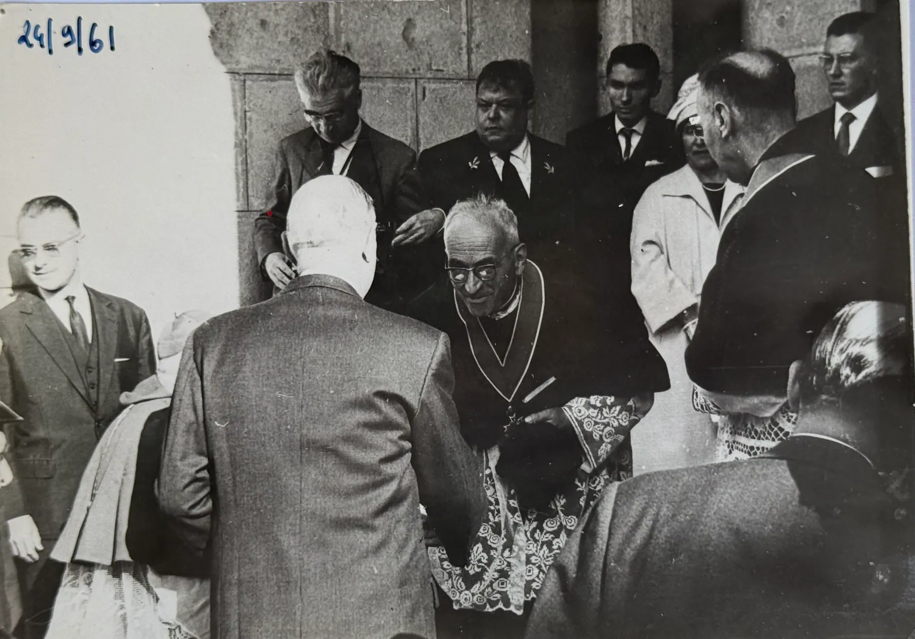 Toutes ces photos ont été remise à ma maman en main propre par Monsieur Oisel. J’en ai donc la libre utilisation (elles sont toutes annotées de sa main et avec son tampon. « Dimanche 24 septembre 1961 le Gal de Gaulle est salué par le Vicaire général. Au dessus de la tête du général j’ai l’air de lui tirer les oreilles »
