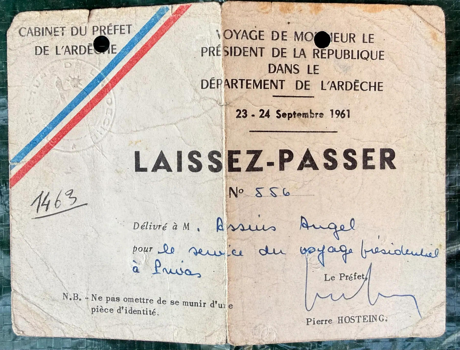 Le laisser passer que mon père et moi avions pour circuler librement dans Privas et approcher de très près le général (notamment pour lui régler les micros.)