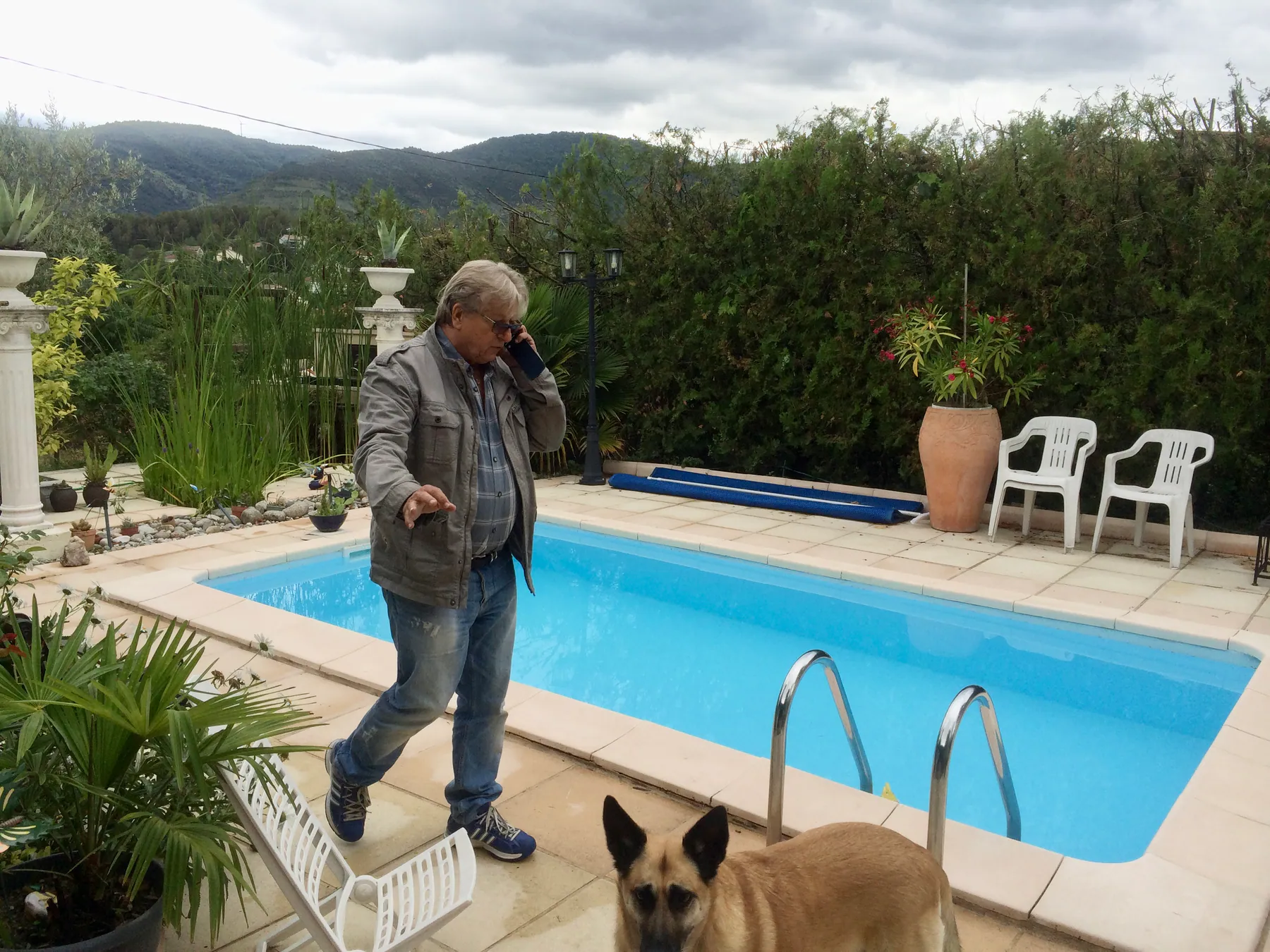 Chez moi à Privas, Alain en grande conversation autour de la piscine !