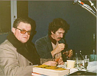Père Delhaede dans les studios de radio Pile